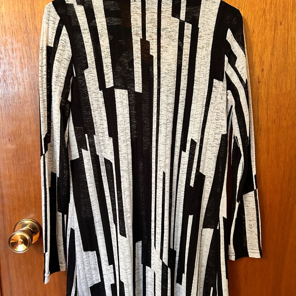 Suzy Shier Black & White Tunic - Picture 3 of 3